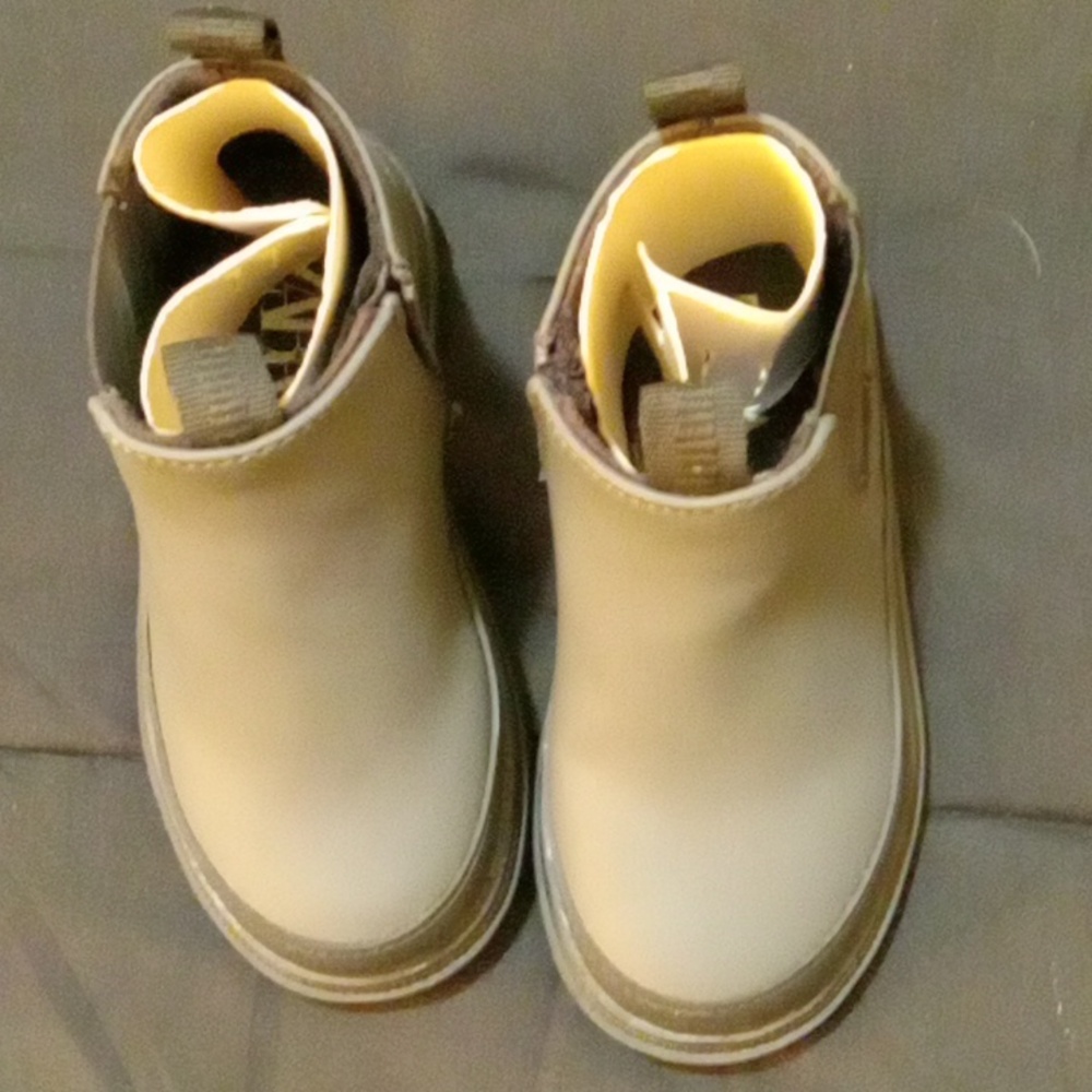 Child and toddler black and grey ankle winter boots size EUR 24 (USA size 8)